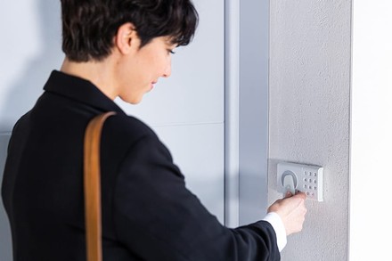 Door-Keeper-Somfy-connected-lock-benef2-lady